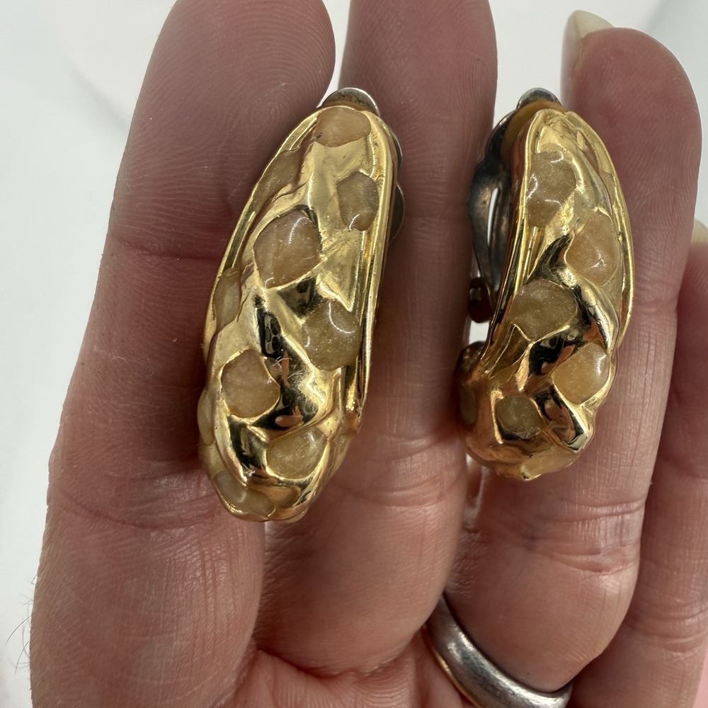 Vintage Gold Tone Hammered Clip On Earrings Cream Resin Statement Retro